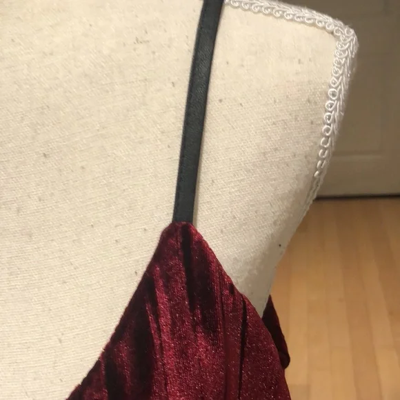 🇺🇸 Tart Burgundy Velvet Dress - Small - Picture 5 of 12
